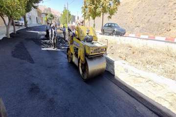 ملیات آسفالت حریم پیاده رو بلوار تعاون کوی گوران در راستای تسهیل در تردد عابرین پیاده و رضایتمندی شهروندان:.